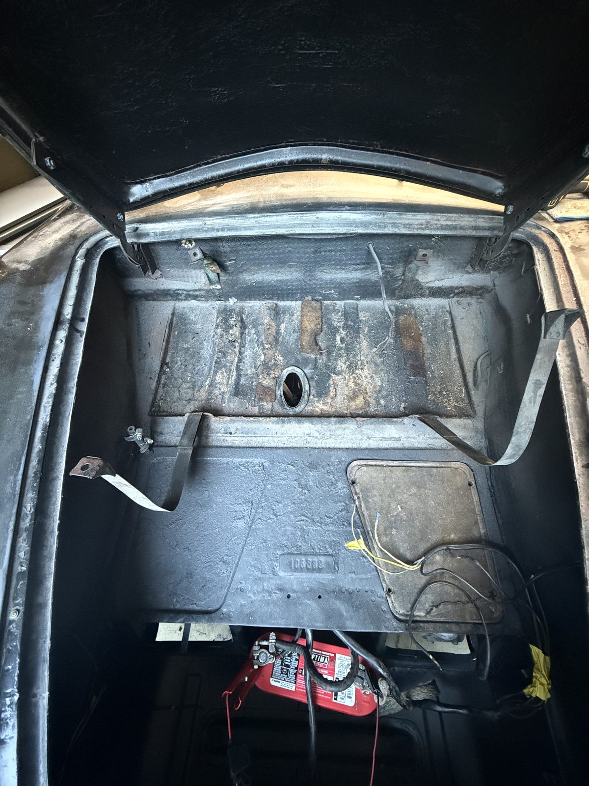 Front luggage compartment with the fuel tank removed